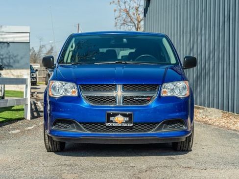 Used 2018 Dodge Grand Caravan SE w/ UConnect Hands-Free Group image 9