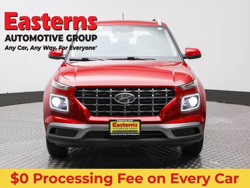 Used 2023 Hyundai Venue Limited FWD image 2