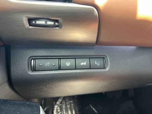 Used 2025 Nissan Pathfinder Platinum FWD image 32
