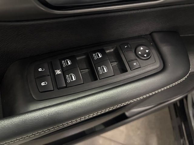 Used 2025 Chrysler Pacifica Select FWD image 11
