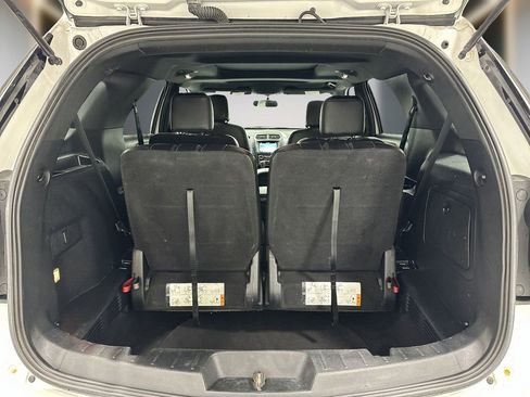 Used 2018 Ford Explorer XLT w/ XLT Appearance Package image 14