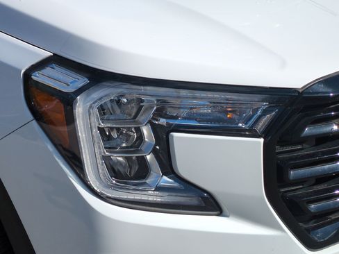 Used 2023 GMC Terrain SLE w/ Driver Convenience Package image 10