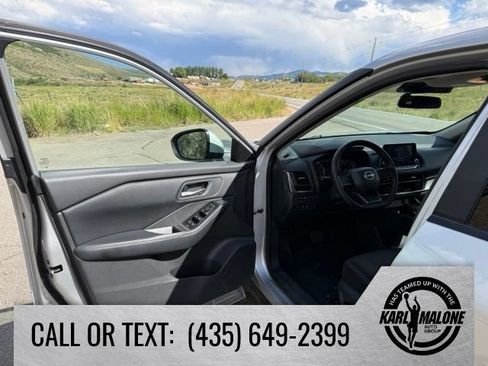 Used 2025 Nissan Rogue SV FWD image 11