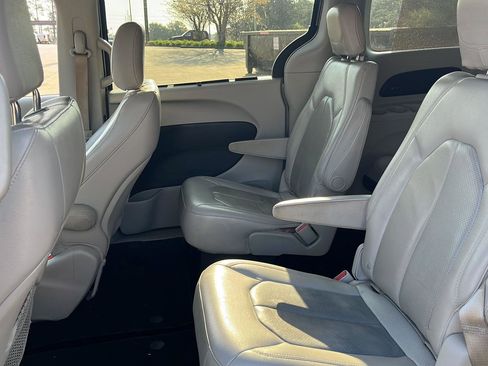 Used 2018 Chrysler Pacifica Touring-L w/ Advanced Safetytec Group image 4