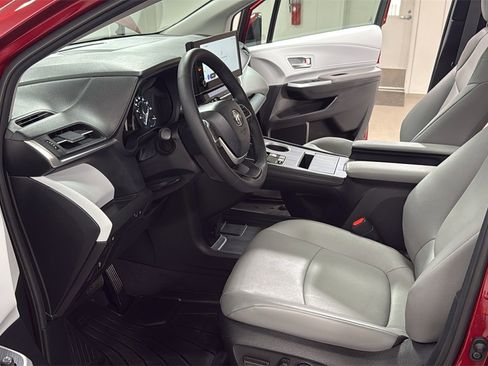 Certified 2025 Toyota Sienna XLE image 12