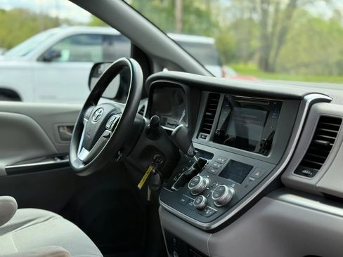 Used 2015 Toyota Sienna L FWD image 47