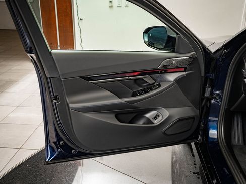 New 2026 BMW 550e xDrive image 21