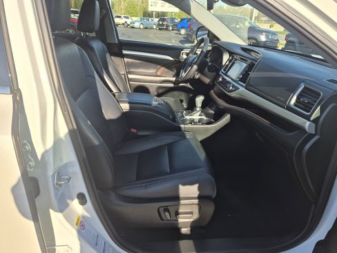 Used 2018 Toyota Highlander XLE AWD/4WD image 14