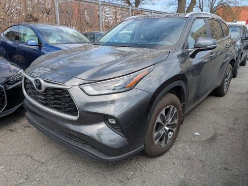 Used 2024 Toyota Highlander XLE image 1