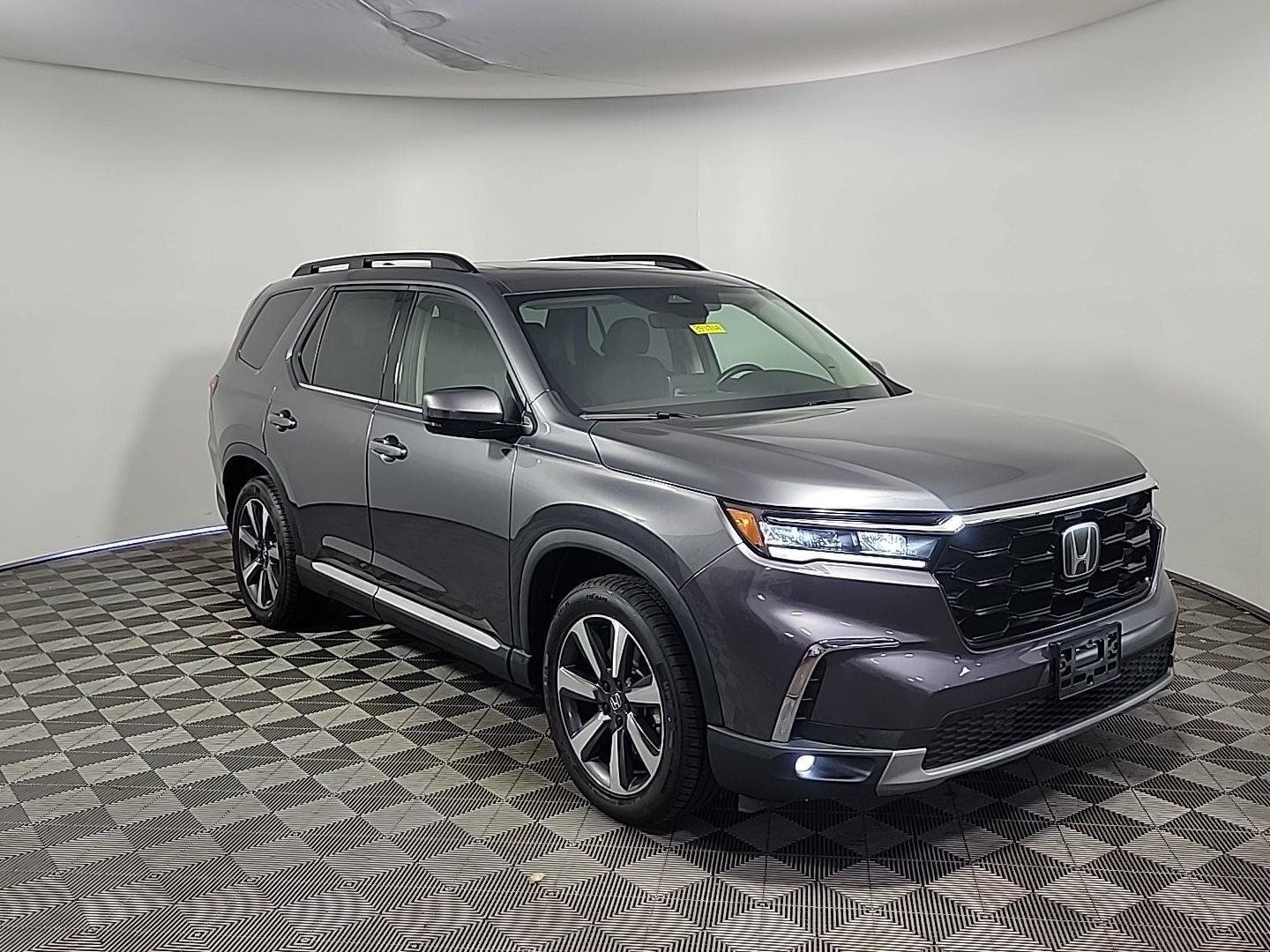 Certified 2024 Honda Pilot Touring image 1