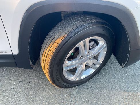 Used 2022 GMC Terrain SLE w/ Driver Convenience Package image 2