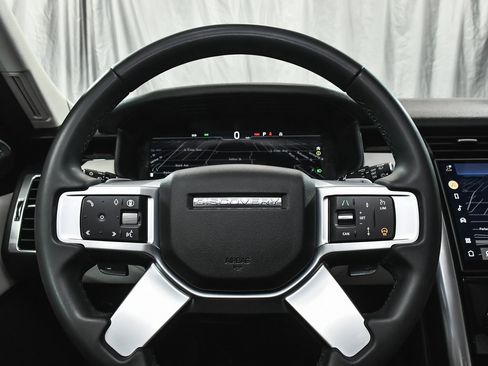 Used 2025 Land Rover Discovery S image 35