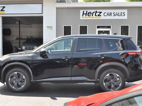 Used 2024 Nissan Rogue SV image 2