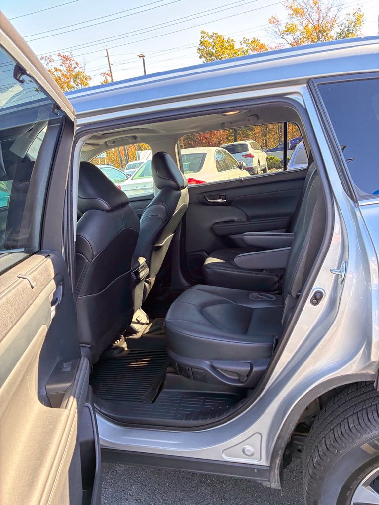 Used 2021 Toyota Highlander XLE AWD/4WD image 24