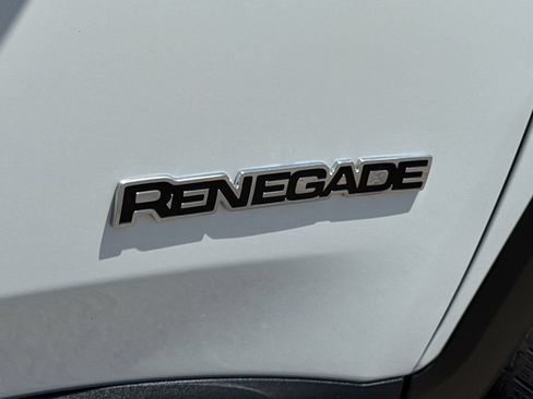 Certified 2022 Jeep Renegade Latitude w/ Convenience Group AWD/4WD image 8