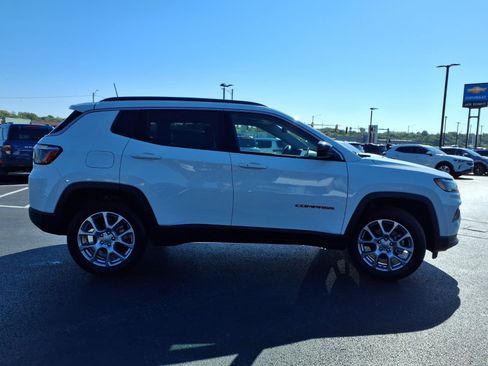 Used 2022 Jeep Compass Latitude AWD/4WD image 30