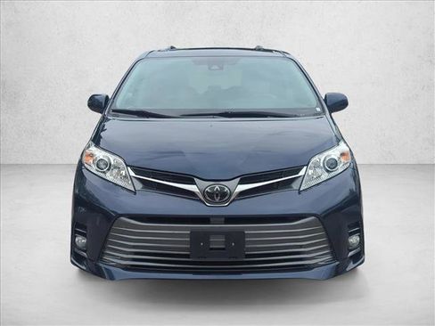 Certified 2019 Toyota Sienna XLE FWD image 2