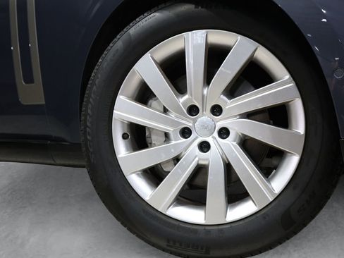 Used 2025 Land Rover Range Rover SE AWD/4WD image 8