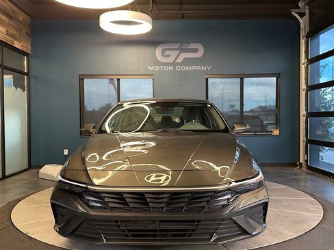 Used 2024 Hyundai Elantra SEL FWD image 8