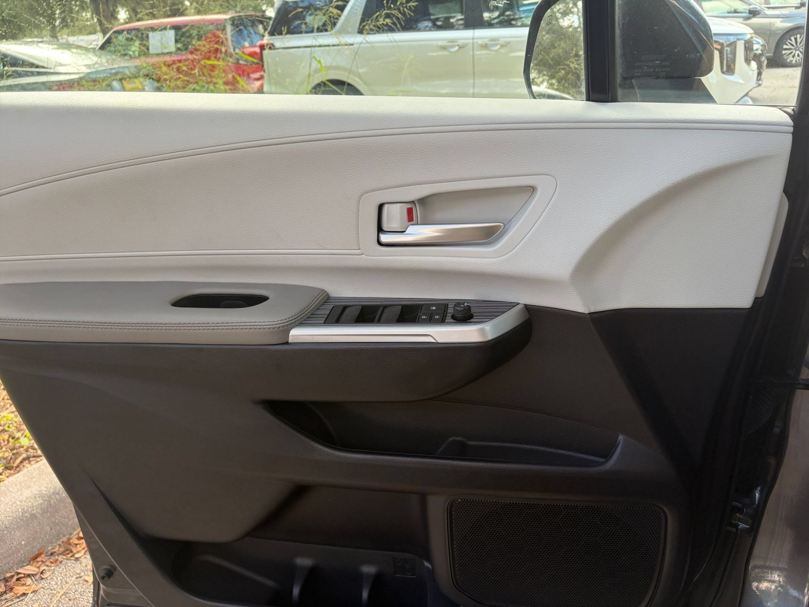 Used 2025 Toyota Sienna XLE FWD image 18