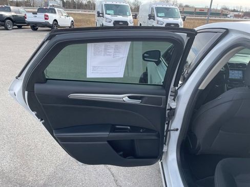 Used 2017 Ford Fusion SE w/ Fusion SE Technology Package image 58