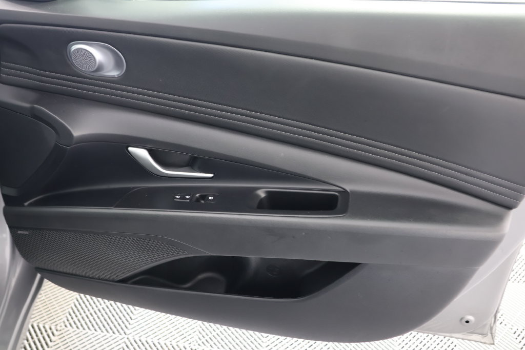 Used 2025 Hyundai Elantra Limited FWD image 29