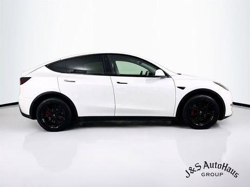 Used 2022 Tesla Model Y Long Range image 8