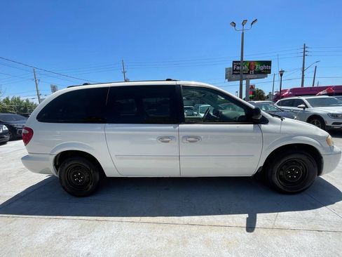Used 2005 Chrysler Town & Country LX w/ Popular Equipment Group II FWD image 5