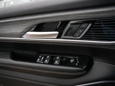 Used 2024 Jeep Wagoneer L Series II image 28