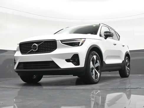 Used 2024 Volvo XC40 B5 Plus w/ Climate Package AWD/4WD image 33