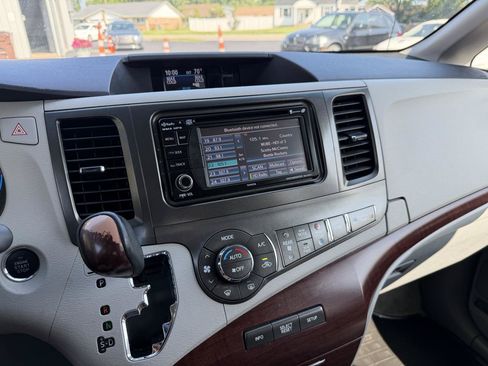 Used 2014 Toyota Sienna XLE w/ Entertainment Package FWD image 11