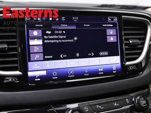 Used 2023 Chrysler Pacifica Touring-L FWD image 19