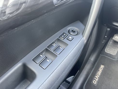 Used 2013 Kia Sorento LX image 23