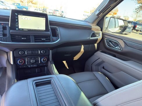 Used 2022 Chevrolet Suburban LT w/ Luxury Package image 28