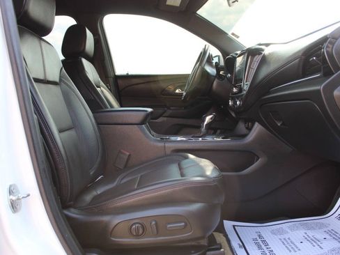 Used 2022 Chevrolet Traverse RS FWD image 9