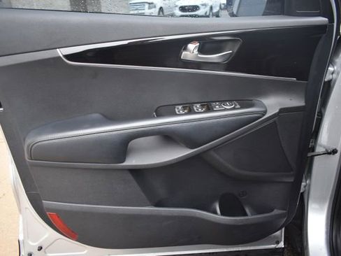 Used 2019 Kia Sorento LX image 16