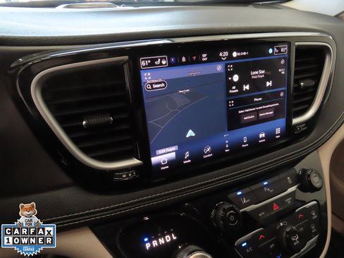 Used 2024 Chrysler Pacifica Select image 18