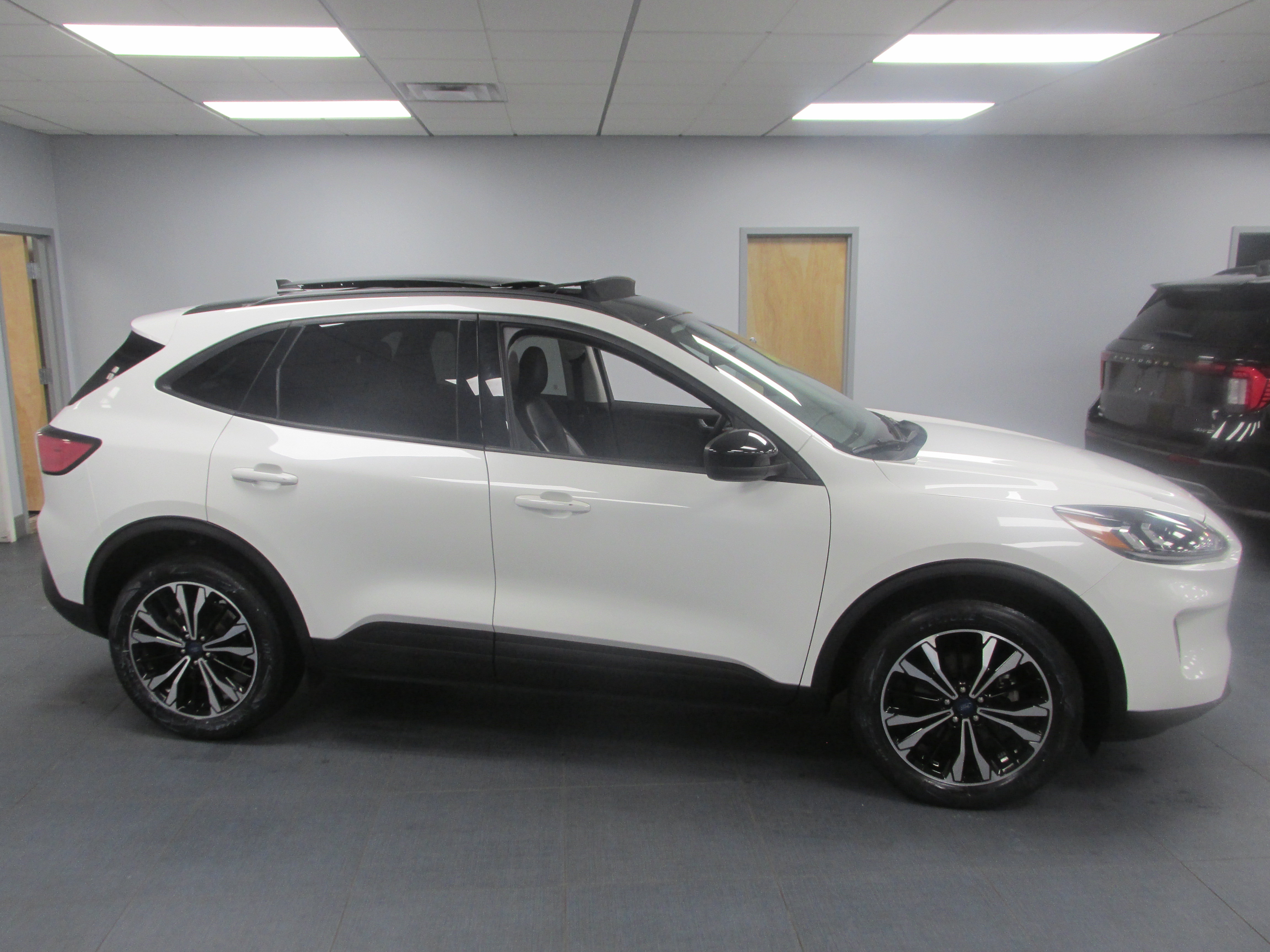 Used 2022 Ford Escape SEL w/ SEL Stealth AWD Package image 4