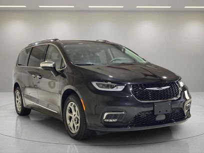 Used 2023 Chrysler Pacifica Limited w/ Uconnect Theater Family Group
