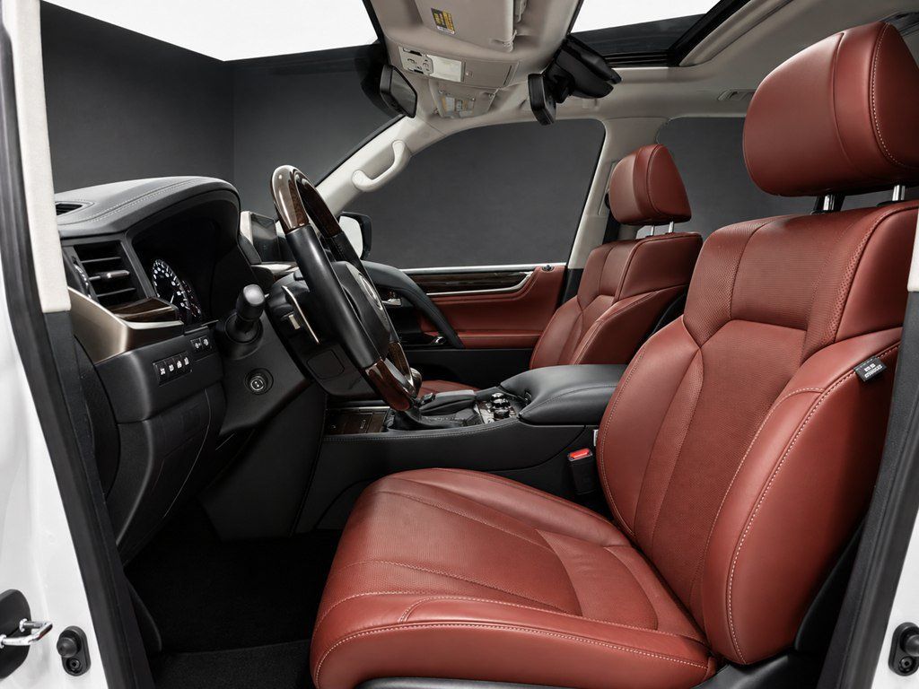 Used 2020 Lexus LX 570 4WD w/ Luxury Package image 16