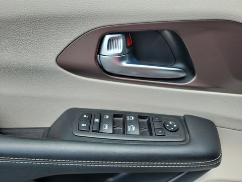 Used 2023 Chrysler Voyager LX FWD image 7