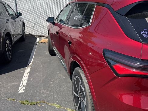 Used 2025 Chevrolet Equinox EV LT w/ Convenience Package image 3