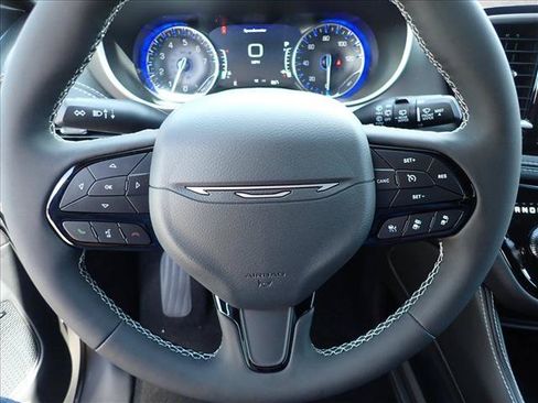 New 2027 Chrysler Pacifica Limited AWD/4WD image 14