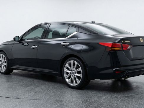 Used 2025 Nissan Altima 2.5 SV FWD image 6