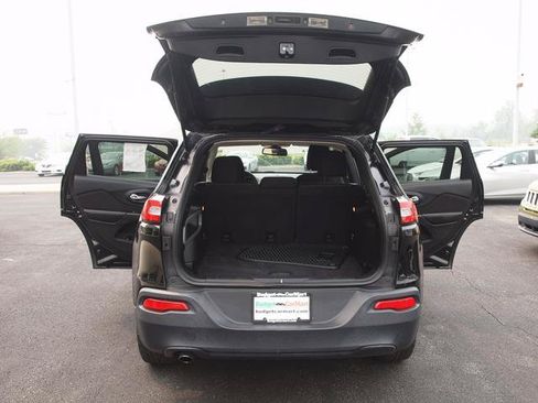 Used 2016 Jeep Cherokee Latitude w/ Cold Weather Group AWD/4WD image 5