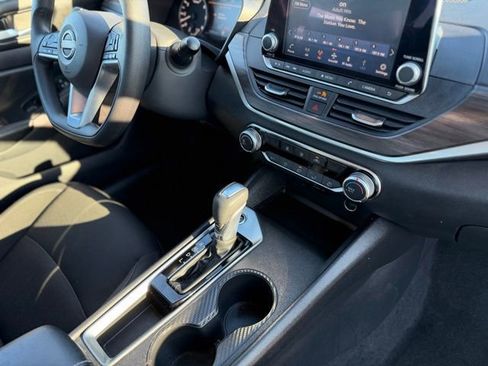 Used 2025 Nissan Altima 2.5 SV image 36