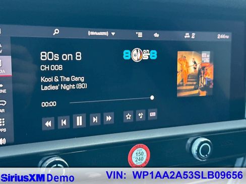 Certified 2025 Porsche Macan AWD/4WD image 33