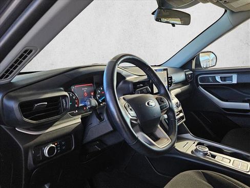 Used 2022 Ford Explorer XLT image 9