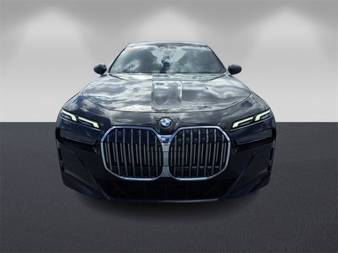 Certified 2023 BMW 740i image 2
