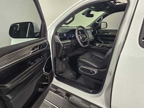 Used 2022 Jeep Wagoneer Series III w/ Premium Group I AWD/4WD image 17